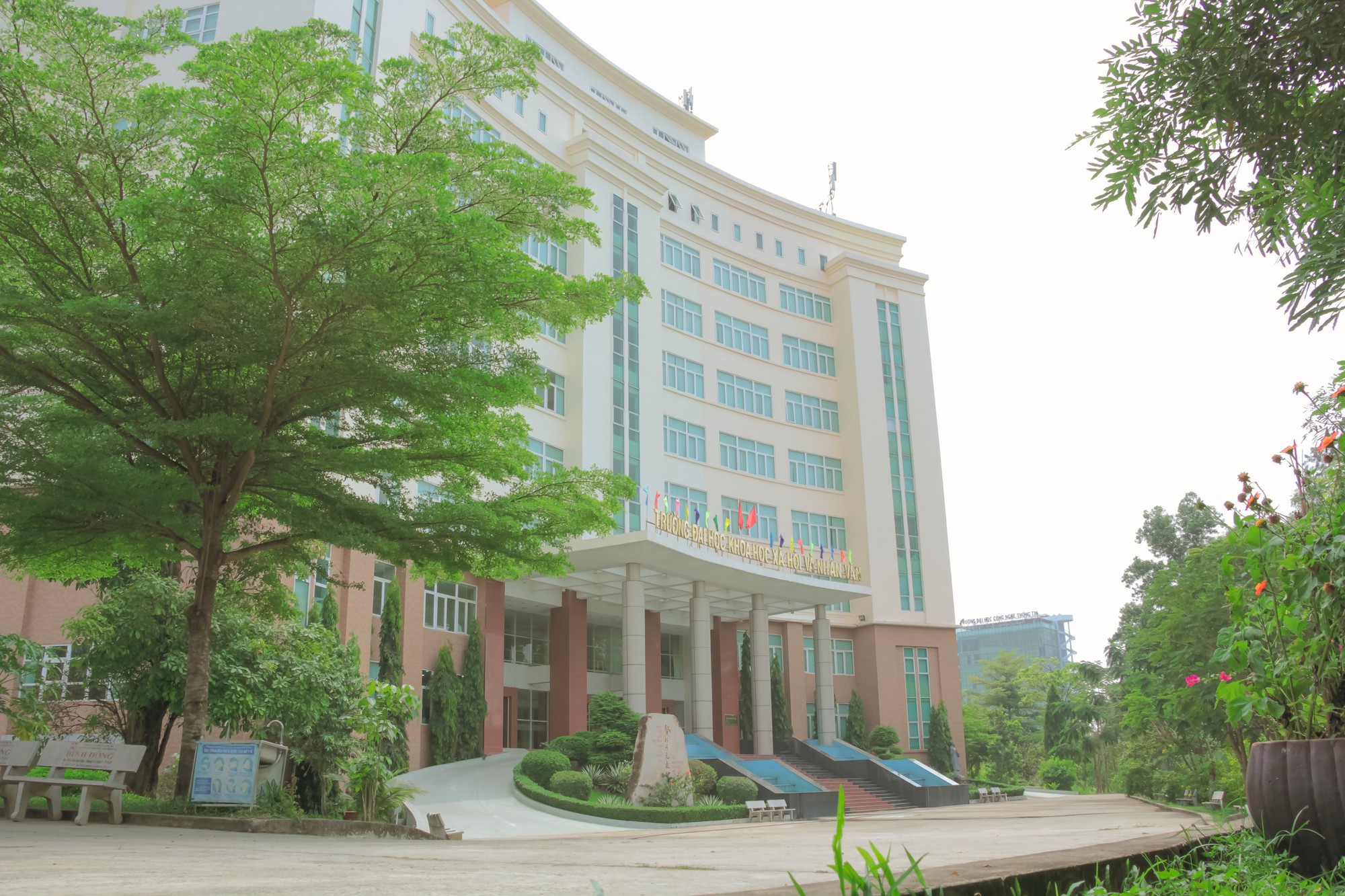 Việt Nam c&oacute; 1 trường ĐH c&ocirc;ng lập chi lương 235 tỷ đồng/năm, tuyển giảng vi&ecirc;n thu nhập từ 50 triệu đồng/th&aacute;ng, dạy 100% bằng tiếng Anh- Ảnh 5.