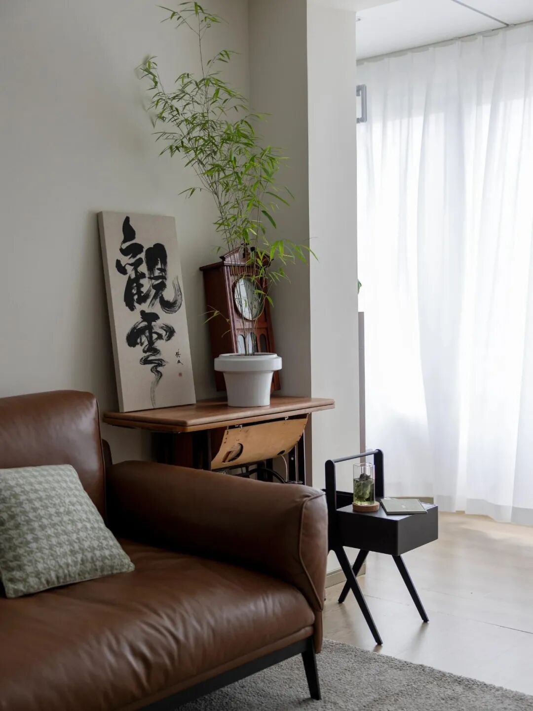 Bên cạnh sofa không nhất thiết phải đặt bàn phụ: 7 cách tận dụng không gian của người trẻ vừa gọn vừa thiết thực - Ảnh 2.