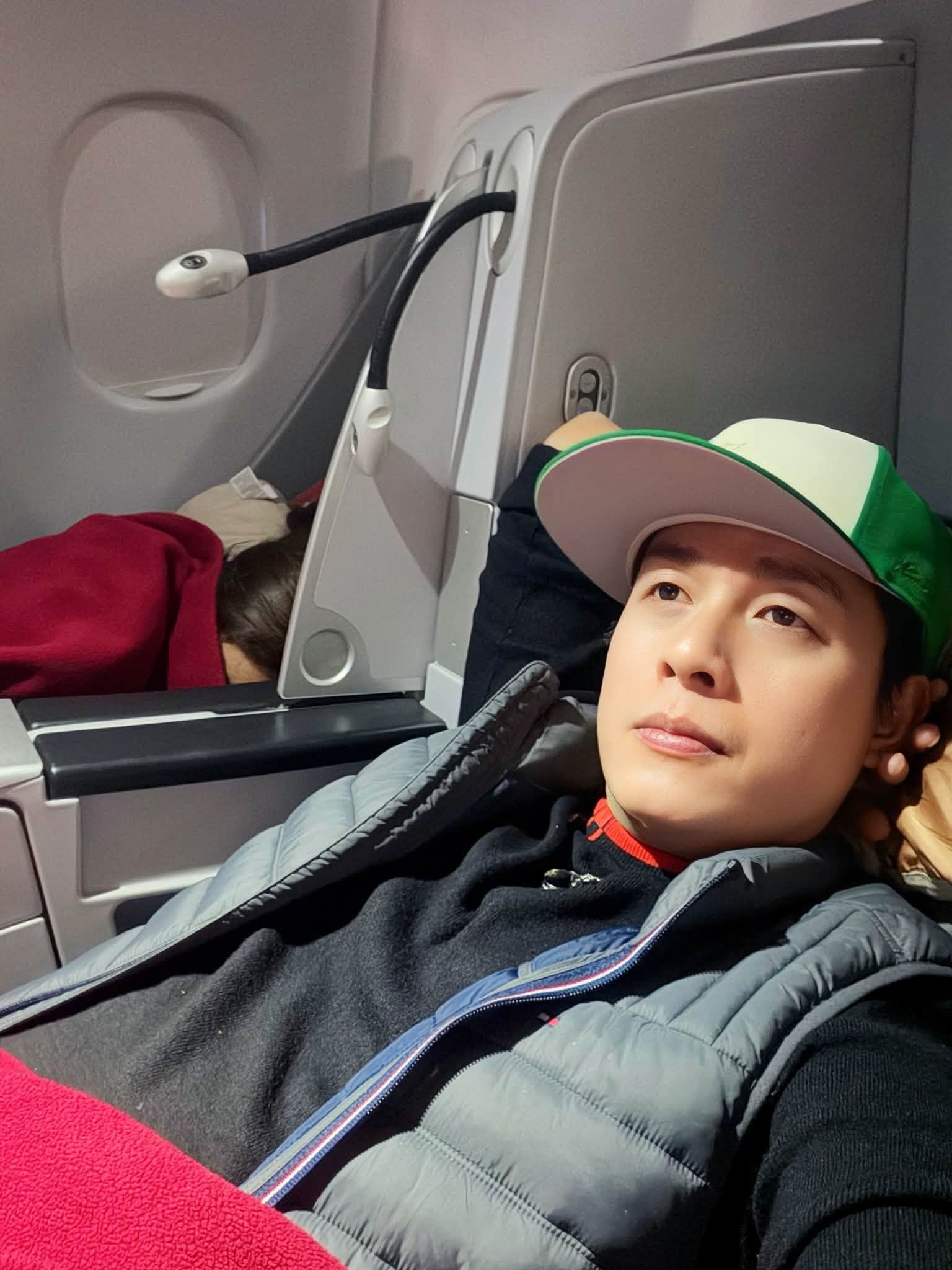 Nam nghệ sĩ đ&igrave;nh đ&aacute;m đi b&aacute;n c&agrave; ph&ecirc; ở đường B&ugrave;i Đ&igrave;nh Tu&yacute;: "Kh&ocirc;ng l&agrave;m lấy g&igrave; m&agrave; sống?"- Ảnh 1.