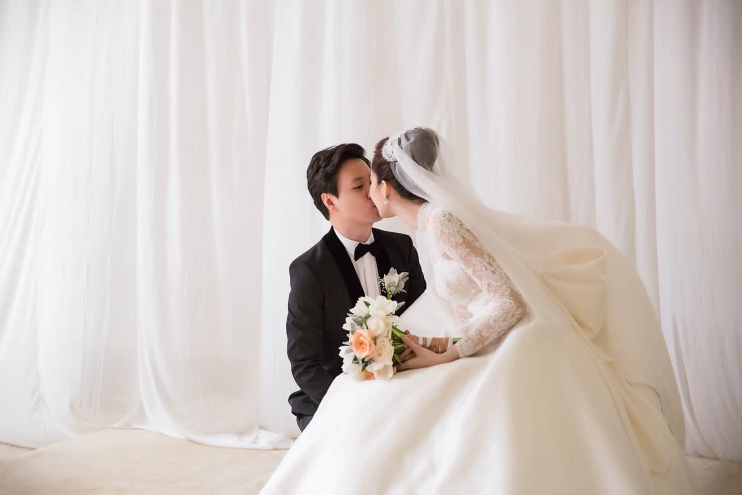 C&ocirc; g&aacute;i ngh&egrave;o qu&ecirc; C&agrave; Mau h&eacute; lộ ảnh hiếm ng&agrave;y về l&agrave;m d&acirc;u tập đo&agrave;n bất động sản: Khung cảnh lễ cưới h&agrave;o m&ocirc;n l&agrave; đ&acirc;y!- Ảnh 1.