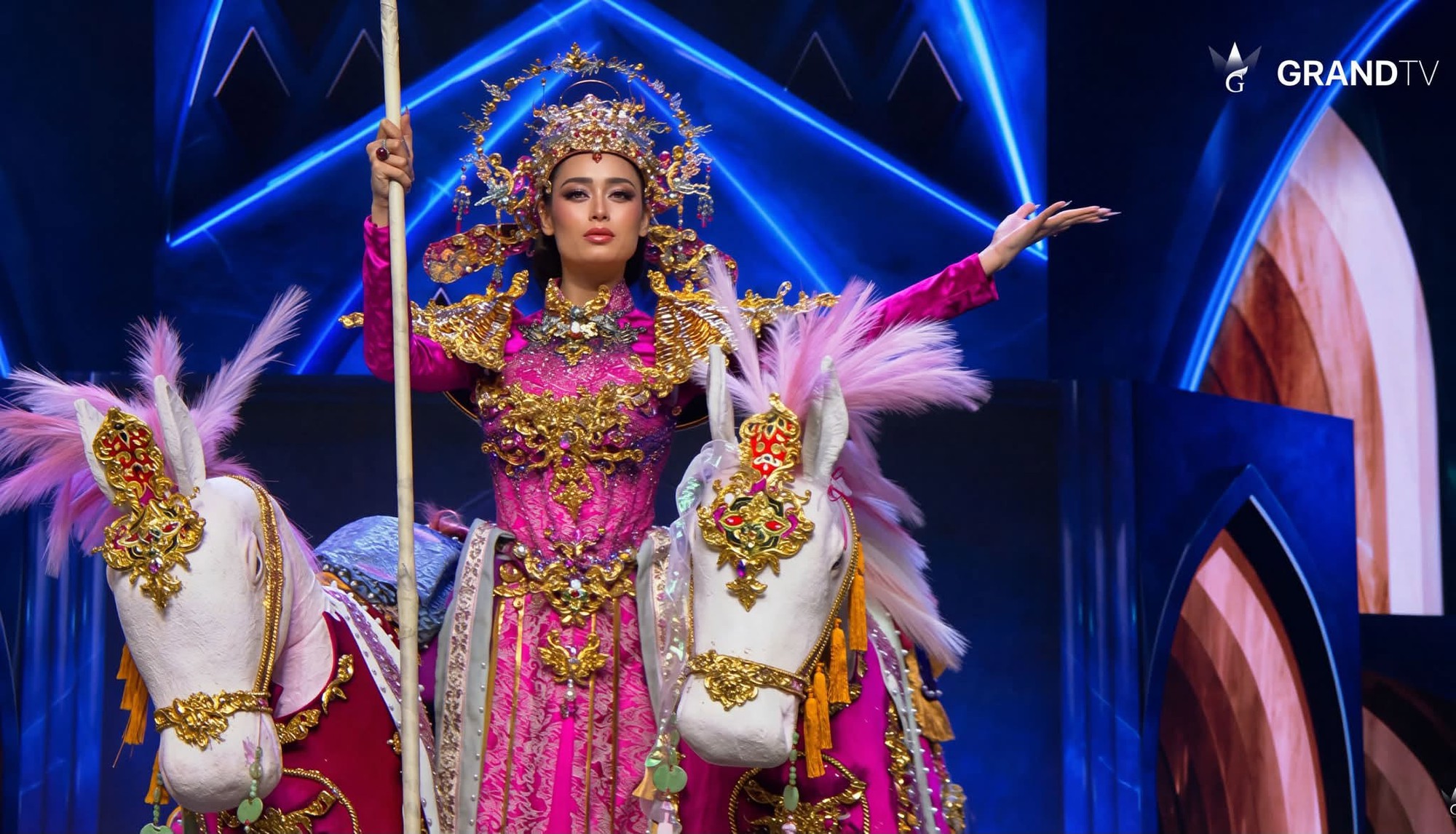 Bán kết Miss Grand International: Emoura Phạm đổi váy dạ hội phút chót, - Ảnh 4.
