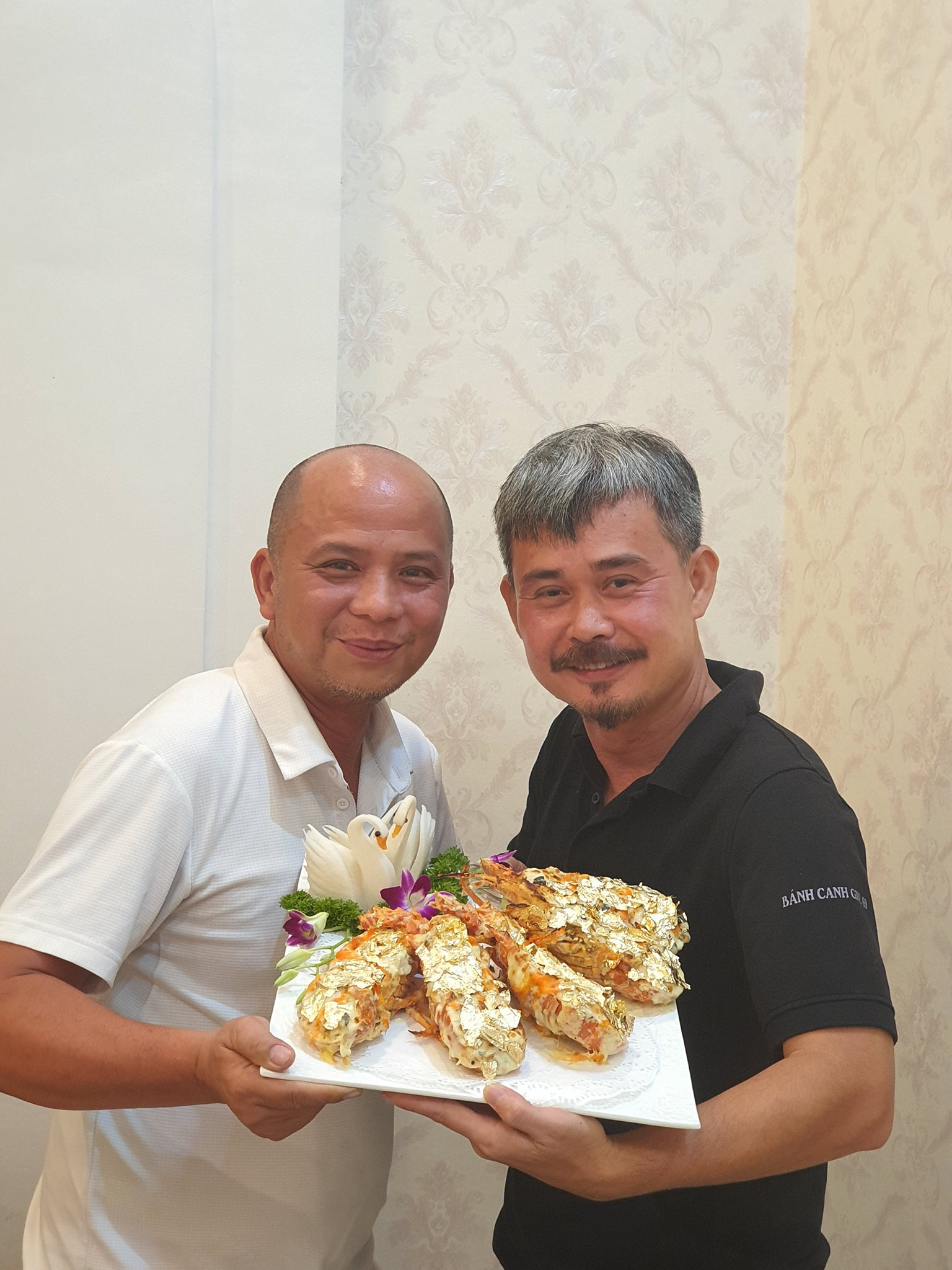 Nam diễn vi&ecirc;n phim Việt giờ v&agrave;ng nay b&aacute;n b&aacute;nh canh tr&ecirc;n đường &Ocirc; Chợ Dừa (H&agrave; Nội)- Ảnh 4.