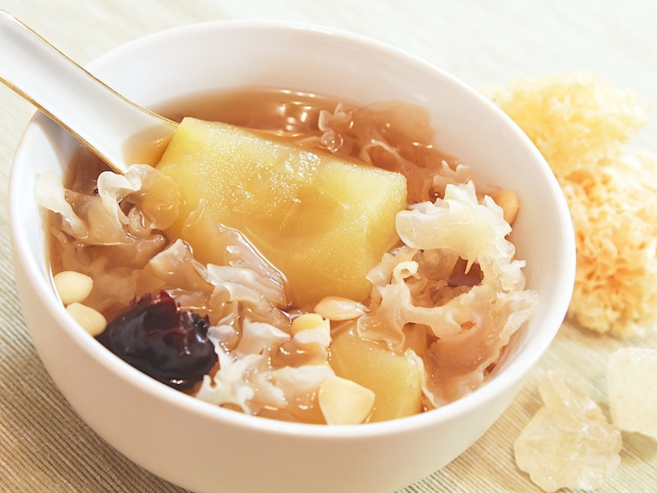 M&ugrave;a thu đ&ocirc;ng c&oacute; 5 thực phẩm m&agrave;u trắng: Gi&agrave;u dinh dưỡng, gi&aacute; rẻ b&egrave;o chợ Việt b&aacute;n đầy - Ảnh 3.