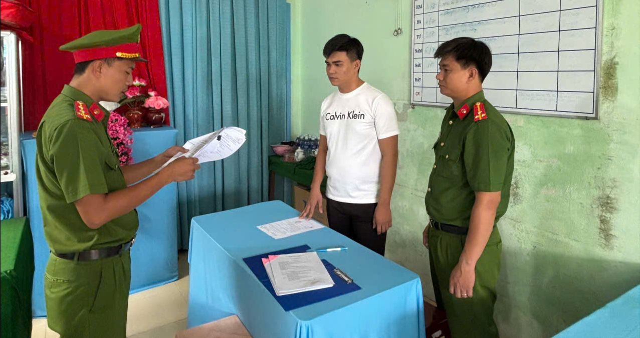 C&ocirc;ng an kiểm tra l&uacute;c 7 giờ 30 ph&uacute;t: Bắt 2 nam thanh ni&ecirc;n c&ugrave;ng SN 2005 - Ảnh 2.