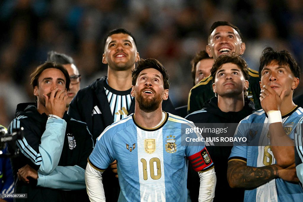 Đang ph&aacute;t biểu th&igrave; qu&ecirc;n lời, Messi xử l&yacute; đầy duy&ecirc;n d&aacute;ng khiến tất cả bật cười - Ảnh 1.