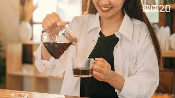 Uống c&agrave; ph&ecirc; mỗi ng&agrave;y c&oacute; tốt kh&ocirc;ng? Tại sao 5 nh&oacute;m người n&agrave;y n&ecirc;n hạn chế? - Ảnh 1.