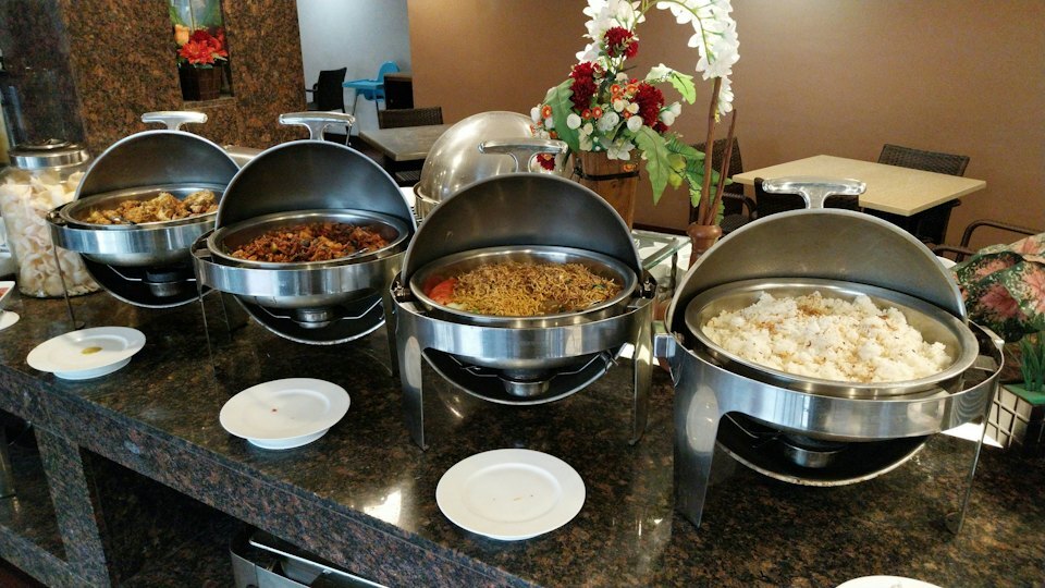 Ăn buffet suốt 2 giờ, c&ocirc; g&aacute;i 24 tuổi bụng ph&igrave;nh như quả b&oacute;ng, b&aacute;c sĩ phải mổ lấy 1,5 kg thức ăn - Ảnh 2.