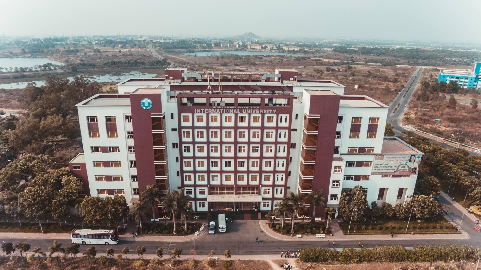 Việt Nam c&oacute; 1 trường ĐH c&ocirc;ng lập chi lương 235 tỷ đồng/năm, tuyển giảng vi&ecirc;n thu nhập từ 50 triệu đồng/th&aacute;ng, dạy 100% bằng tiếng Anh- Ảnh 1.