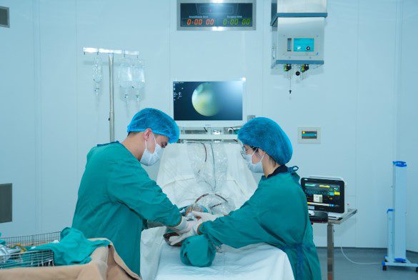 Người đ&agrave;n &ocirc;ng nhập viện sau mũi ti&ecirc;m tại ph&ograve;ng kh&aacute;m tư- Ảnh 1.
