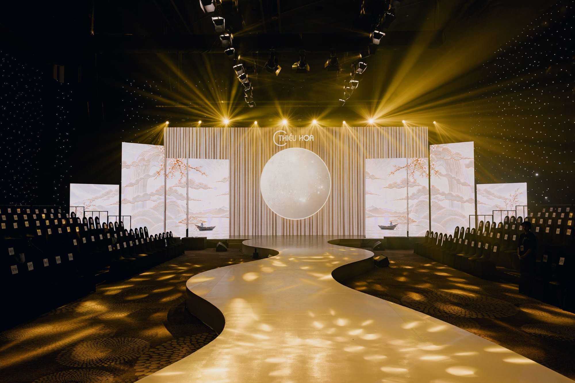 Soi dàn sao đình đám đổ bộ Beyond Words: Ai đang chiếm sóng fashion show đầu tiên của Thiều Hoa? - Ảnh 1.