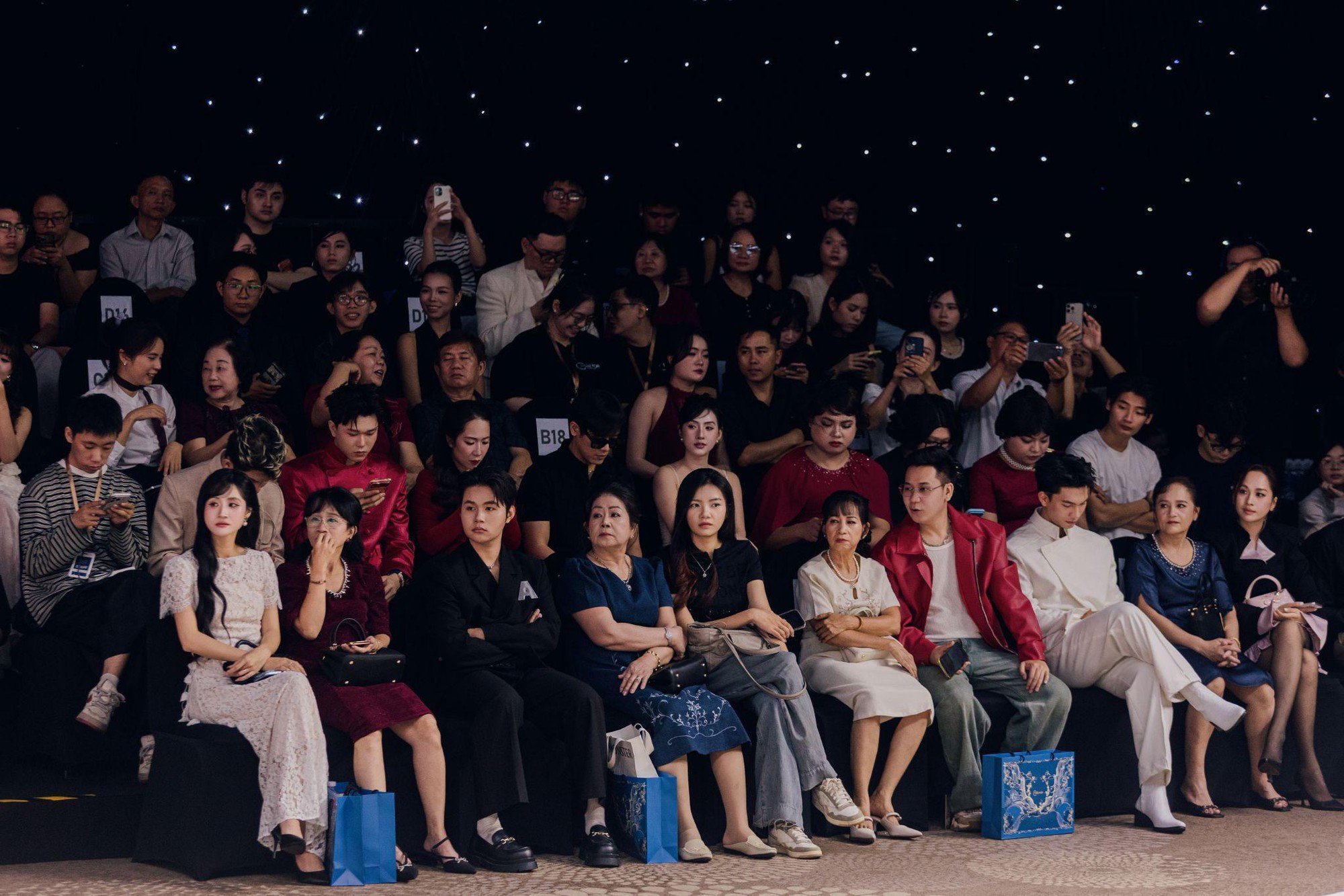 Soi dàn sao đình đám đổ bộ Beyond Words: Ai đang chiếm sóng fashion show đầu tiên của Thiều Hoa? - Ảnh 2.