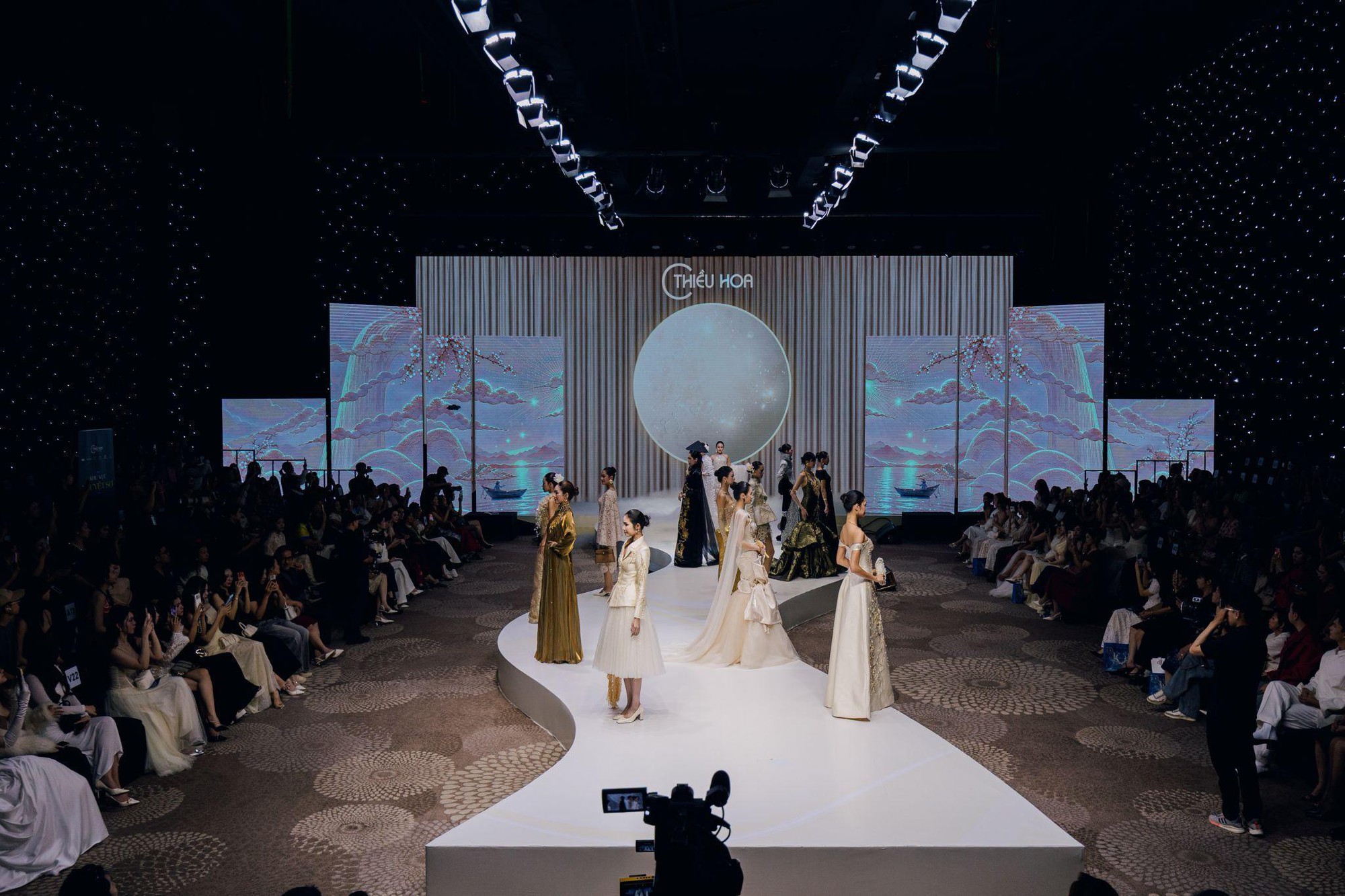 Soi dàn sao đình đám đổ bộ Beyond Words: Ai đang chiếm sóng fashion show đầu tiên của Thiều Hoa? - Ảnh 3.