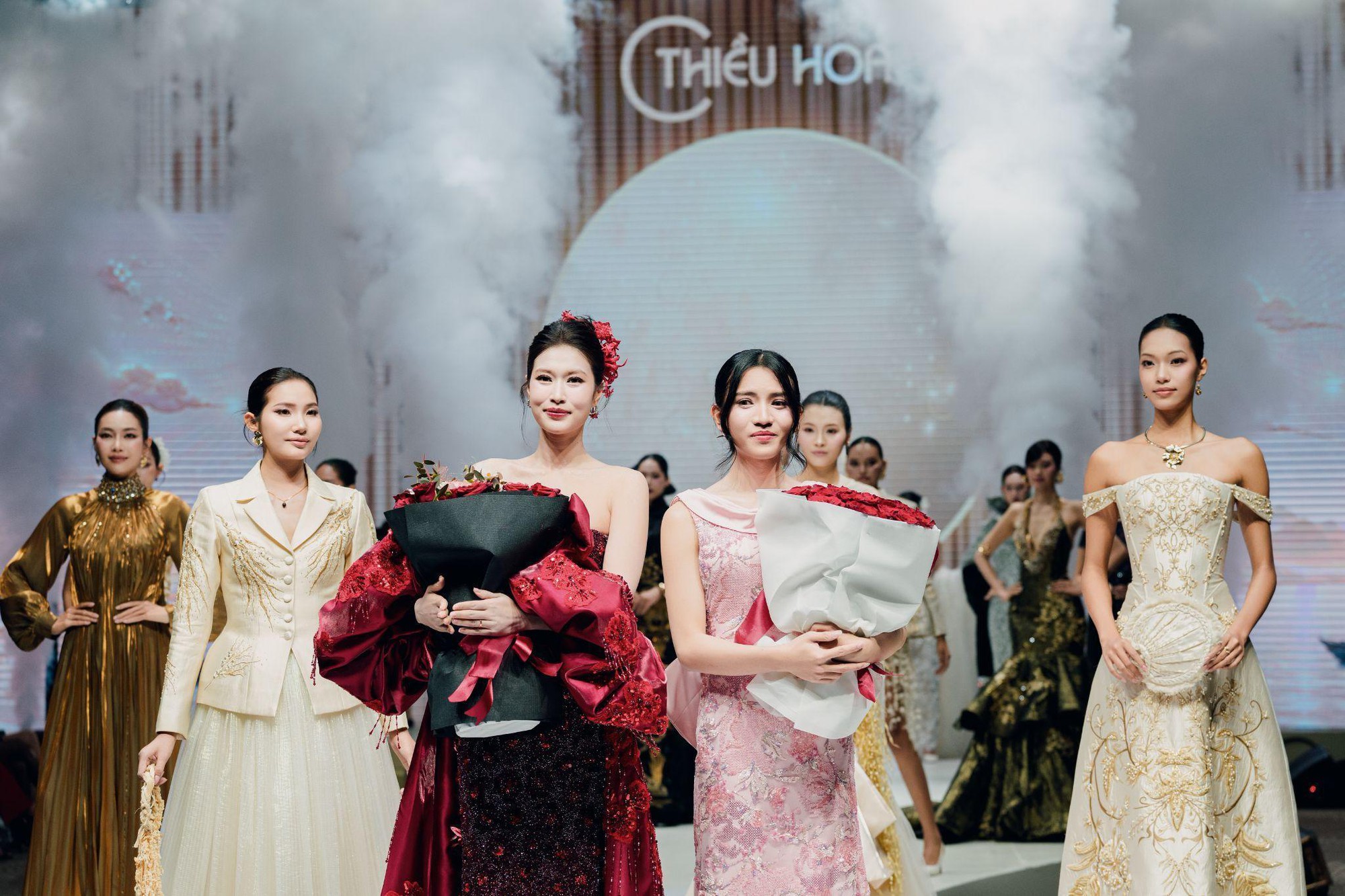 Soi dàn sao đình đám đổ bộ Beyond Words: Ai đang chiếm sóng fashion show đầu tiên của Thiều Hoa? - Ảnh 4.