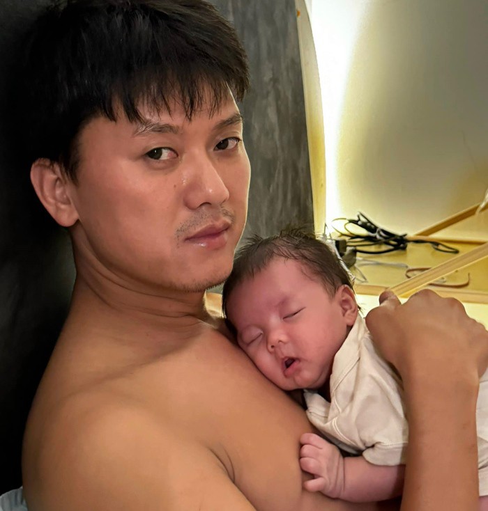 Qu&aacute;ch Ngọc Tuy&ecirc;n cưới vợ k&eacute;m 16 tuổi, con trai l&ecirc;n 3 tuổi điển trai, kh&ocirc;i ng&ocirc; chuẩn điện ảnh- Ảnh 2.