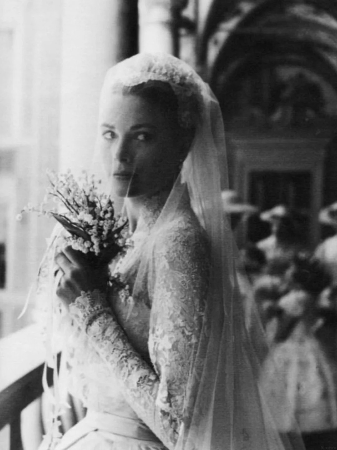 Chùm chuông trắng bé xíu từng nằm trong bó hoa cưới của Grace Kelly lẫn Kate Middleton: Đó là loài hoa nào?- Ảnh 5.