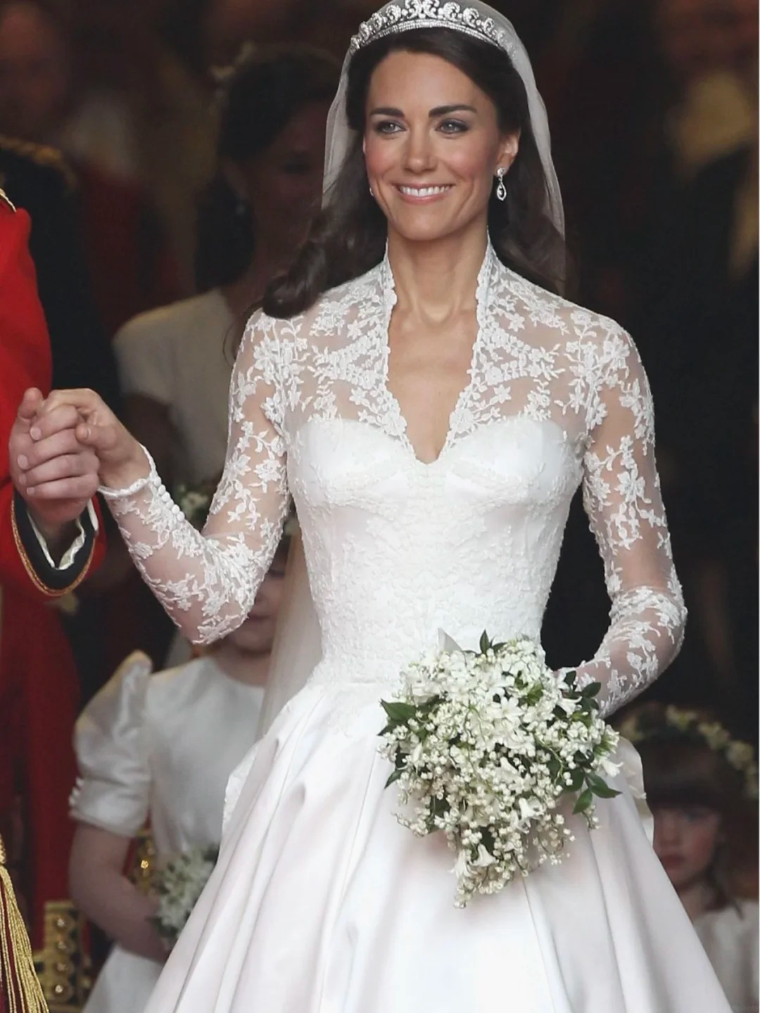 Chùm chuông trắng bé xíu từng nằm trong bó hoa cưới của Grace Kelly lẫn Kate Middleton: Đó là loài hoa nào?- Ảnh 6.