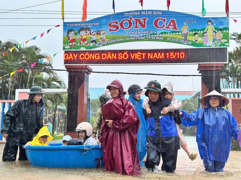 Đ&agrave; Nẵng sẵn s&agrave;ng lực lượng, xe thiết gi&aacute;p ứng ph&oacute; mưa lớn k&eacute;o d&agrave;i- Ảnh 3.