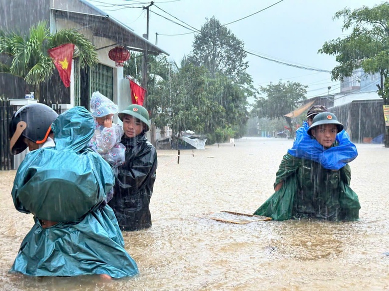 Đ&agrave; Nẵng sẵn s&agrave;ng lực lượng, xe thiết gi&aacute;p ứng ph&oacute; mưa lớn k&eacute;o d&agrave;i- Ảnh 4.