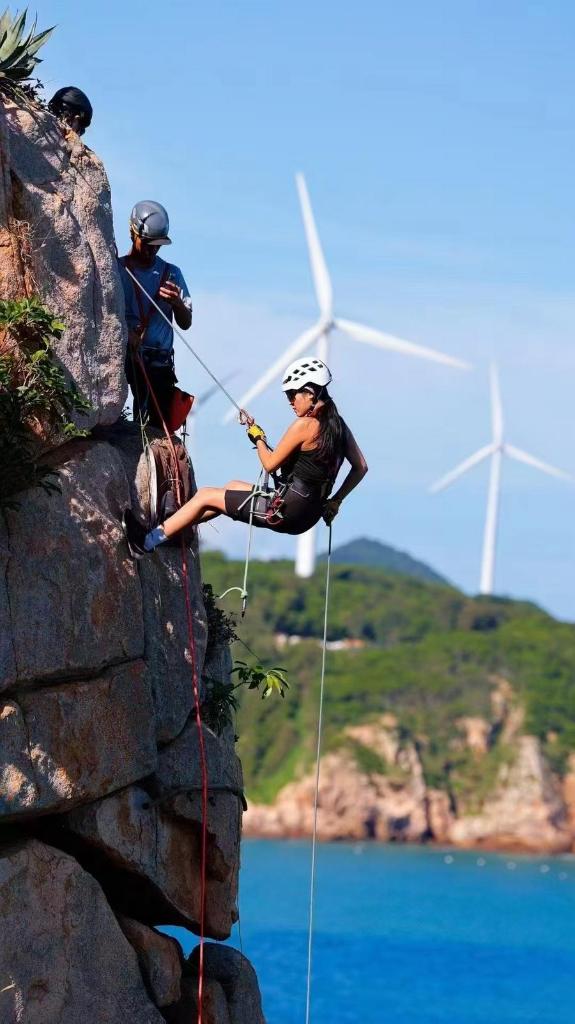 Qu&aacute;n c&agrave; ph&ecirc; cheo leo tr&ecirc;n v&aacute;ch đ&aacute; cao ngang t&ograve;a nh&agrave; hơn 20 tầng, kh&aacute;ch phải leo d&acirc;y 30 ph&uacute;t mới tới: Chưa đầy 4 th&aacute;ng thu gần 4 tỷ đồng - Ảnh 2.