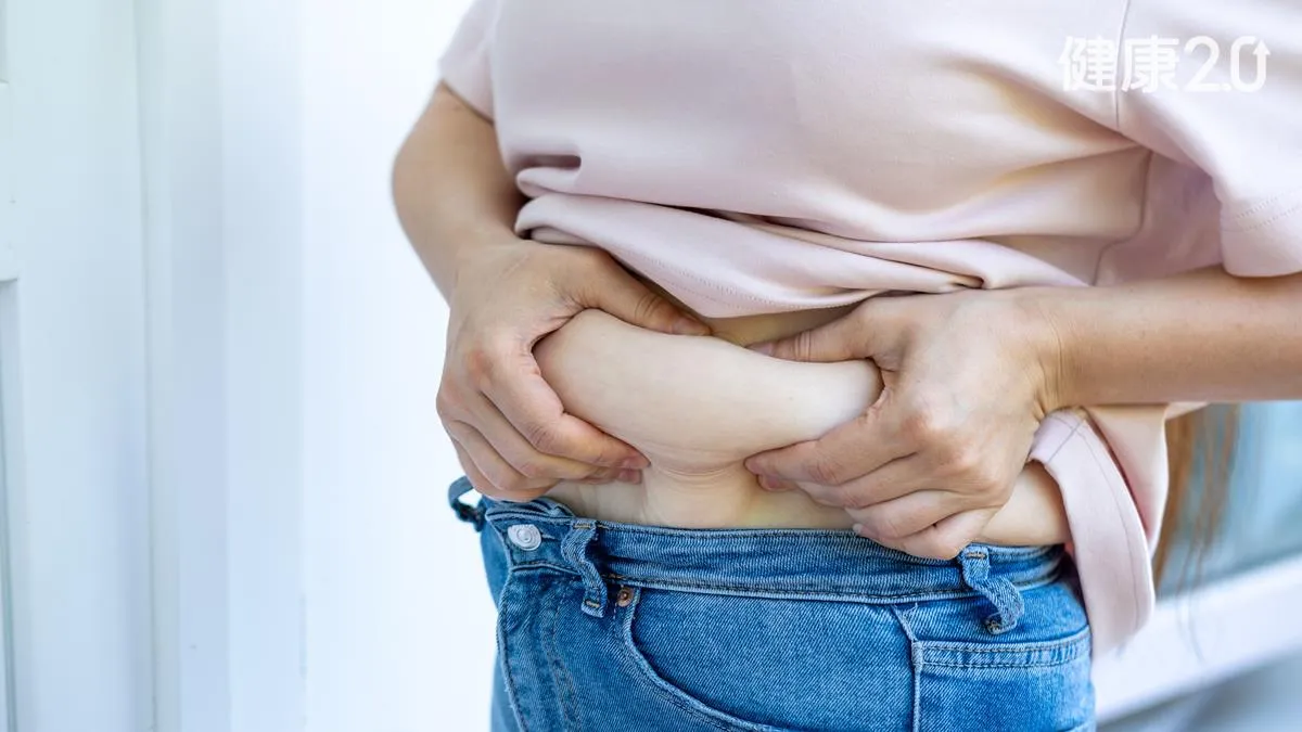 V&ograve;ng eo của bạn đang dần trở n&ecirc;n to l&ecirc;n sau thời kỳ m&atilde;n kinh, khuy&ecirc;n bạn n&ecirc;n l&agrave;m 3 điều n&agrave;y để giảm mỡ nội tạng v&agrave; tăng cơ - Ảnh 2.
