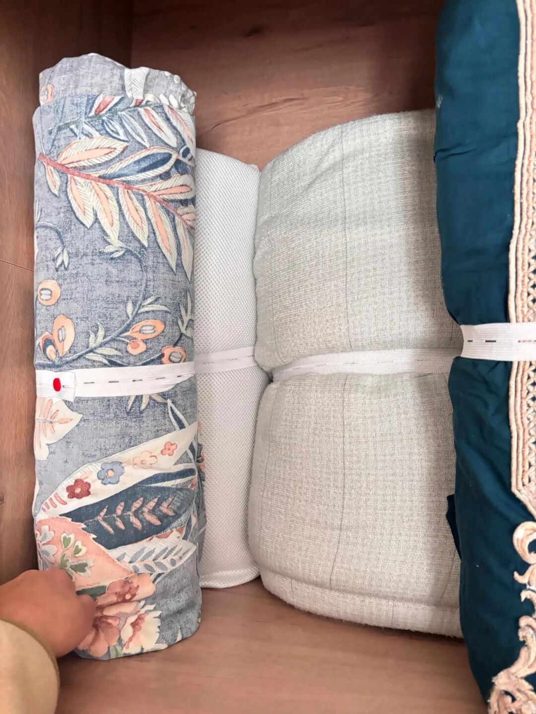 Kh&ocirc;ng mua th&ecirc;m hộp đựng, người phụ nữ trung ni&ecirc;n vẫn khiến tủ chăn ga gọn đến kh&oacute; tin: 9 c&aacute;ch tận dụng đồ c&oacute; sẵn- Ảnh 7.