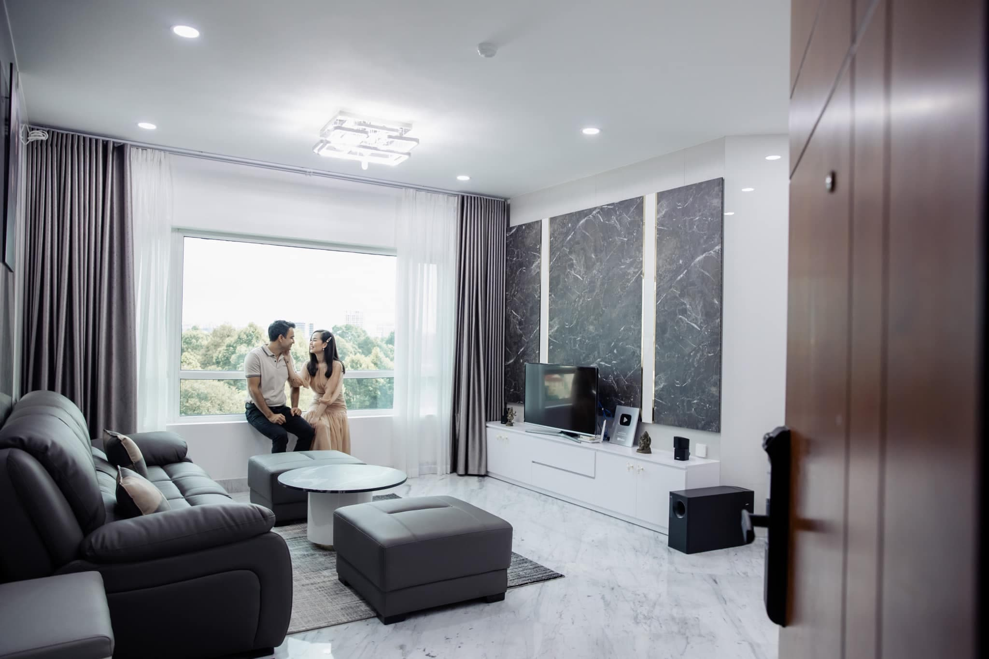CEO Ấn Độ cưới giảng vi&ecirc;n thanh nhạc k&eacute;m 12 tuổi: Đưa tiền v&agrave;o &ldquo;ng&acirc;n h&agrave;ng vợ&rdquo;, tậu căn hộ 145m&sup2;- Ảnh 4.