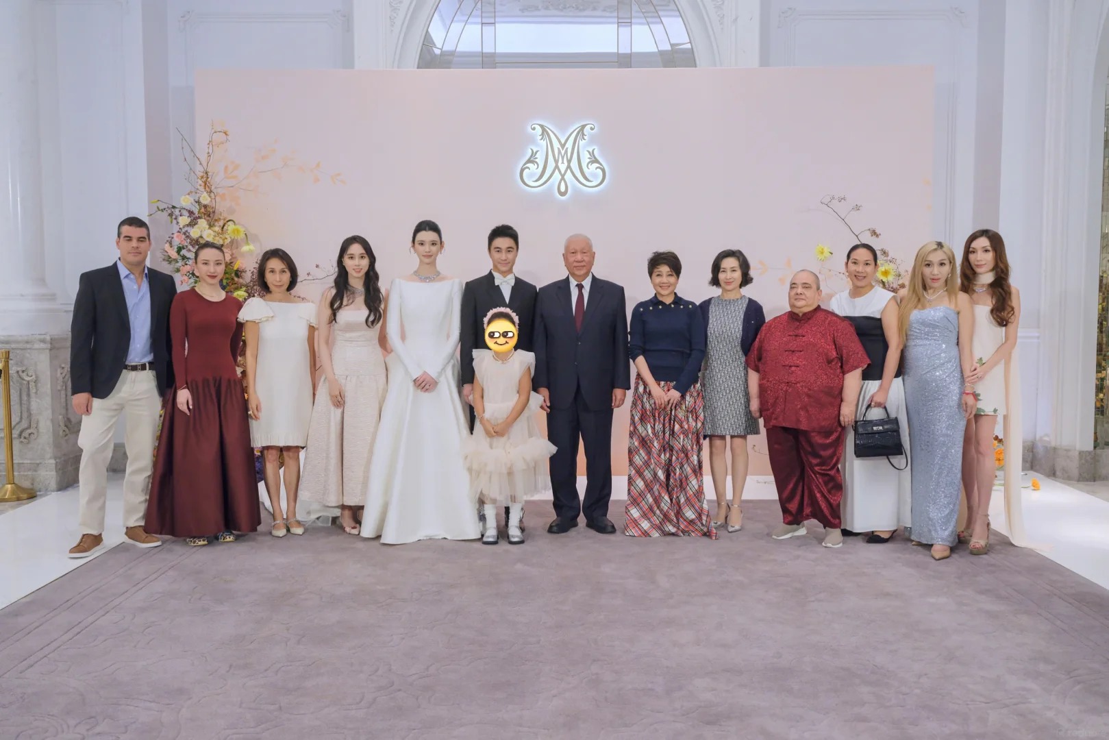 &Aacute;i nữ vua s&ograve;ng b&agrave;i H&agrave; Si&ecirc;u H&acirc;n bất ngờ khoe loạt ảnh đ&aacute;m cưới anh trai: Đại gia đ&igrave;nh 4 thế hệ hội tụ, c&ocirc; d&acirc;u đeo cả &ldquo;n&uacute;i&rdquo; v&agrave;ng - Ảnh 2.