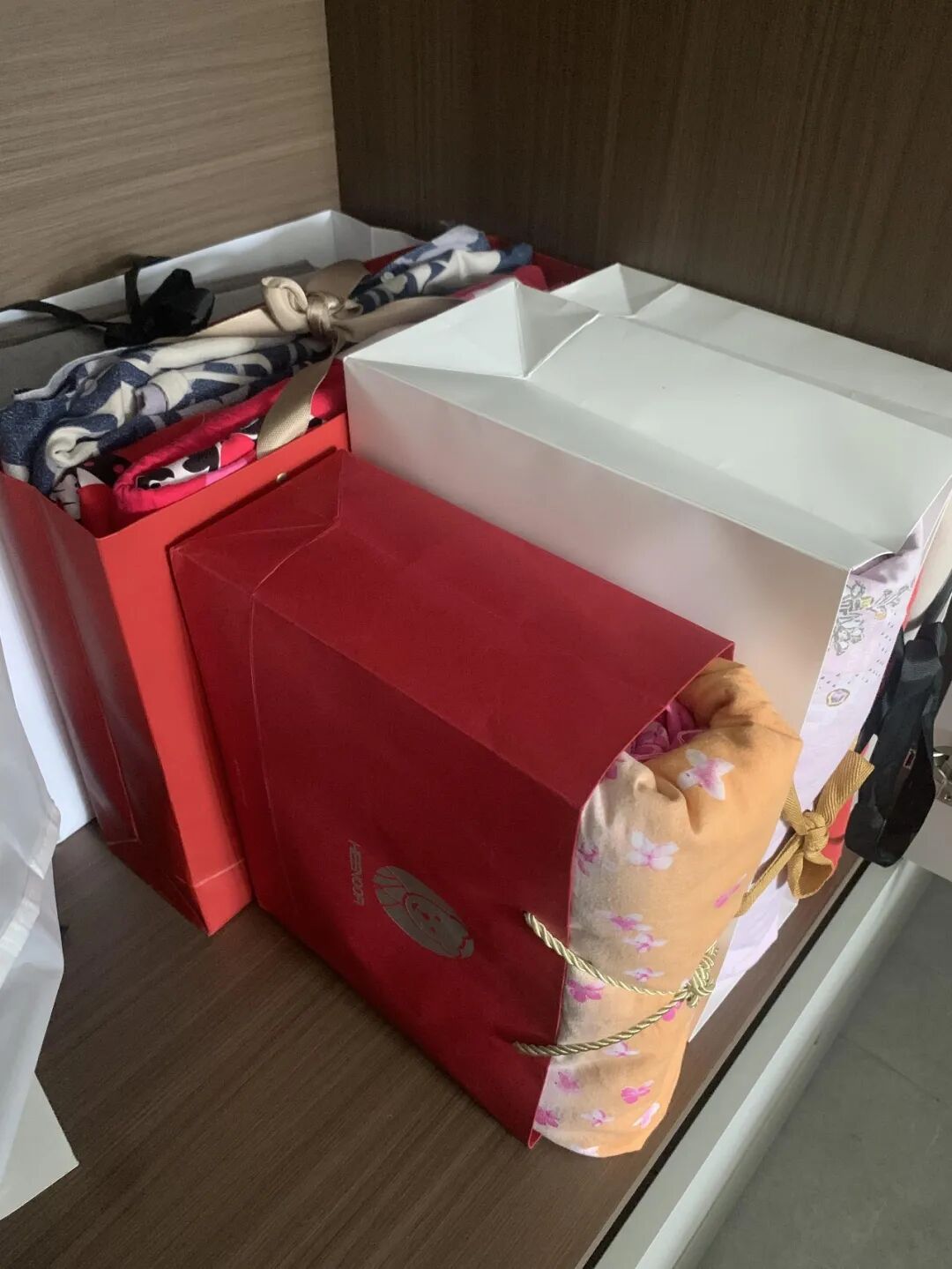 Kh&ocirc;ng mua th&ecirc;m hộp đựng, người phụ nữ trung ni&ecirc;n vẫn khiến tủ chăn ga gọn đến kh&oacute; tin: 9 c&aacute;ch tận dụng đồ c&oacute; sẵn- Ảnh 4.