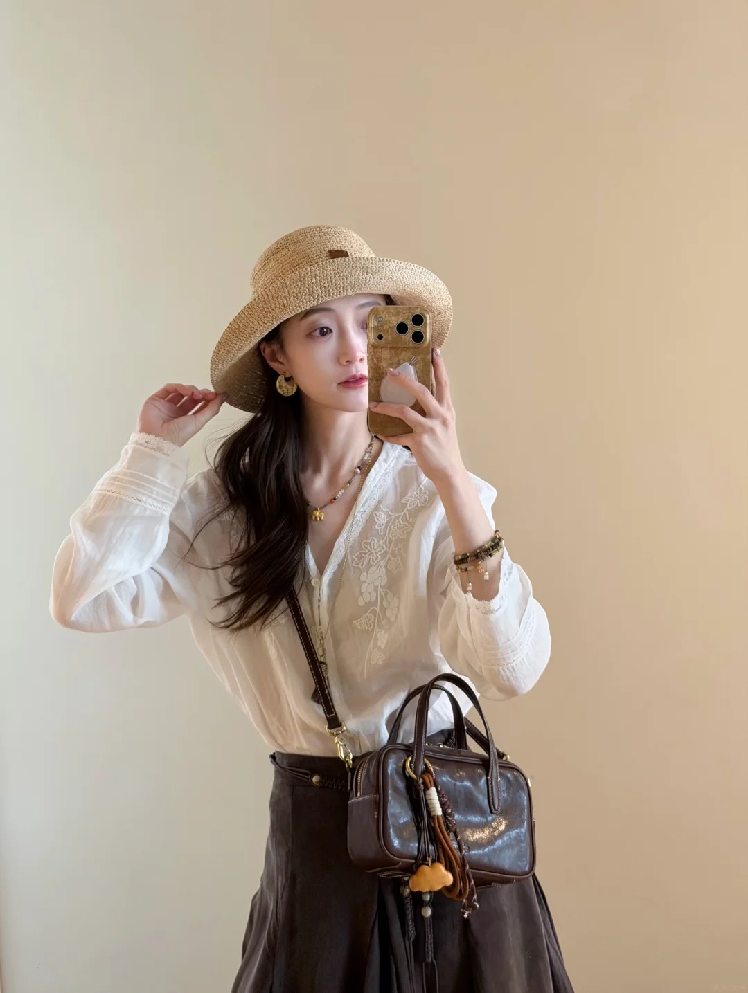 5 kiểu sơ mi rất hợp mùa thu, nhìn trẻ trung kiểu "old money" lại vừa giúp hack tuổi cực đỉnh- Ảnh 11.