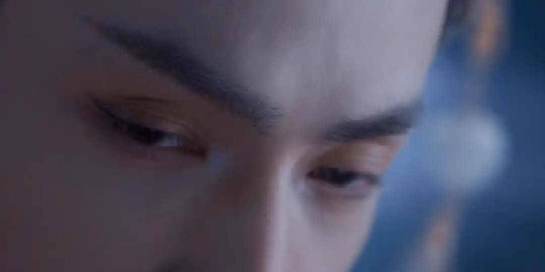 Nam thần cổ trang bị ch&ecirc; kh&ocirc;ng thương tiếc: Tạo h&igrave;nh di&ecirc;m d&uacute;a, eyeliner c&ograve;n sắc n&eacute;t hơn cả diễn xuất- Ảnh 7.