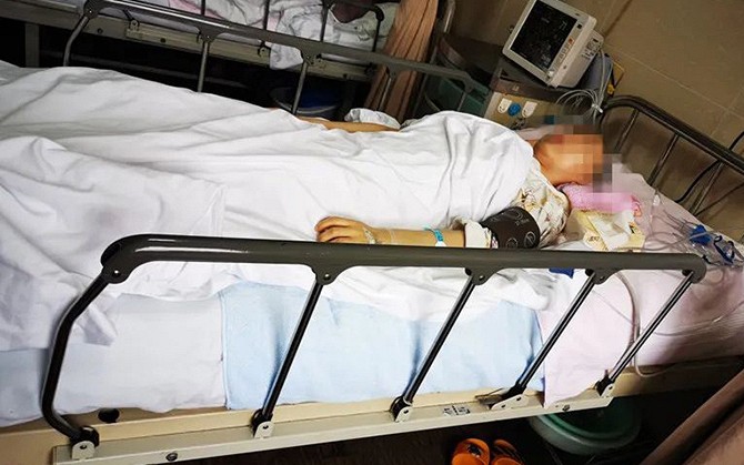 B&eacute; g&aacute;i 4 tuổi mắt bỗng chuyển m&agrave;u t&iacute;m v&igrave; mắc "vua ung thư", người mẹ nức nở: "T&ocirc;i đ&atilde; hủy hoại đời con m&igrave;nh!" - Ảnh 3.