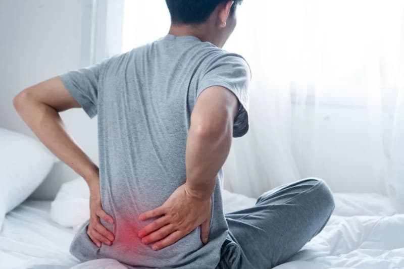 Bị đau lưng, người đ&agrave;n &ocirc;ng k&ecirc; gối khi ngủ, s&aacute;ng h&ocirc;m sau liệt hai ch&acirc;n: B&aacute;c sĩ l&ecirc;n tiếng cảnh b&aacute;o  - Ảnh 2.