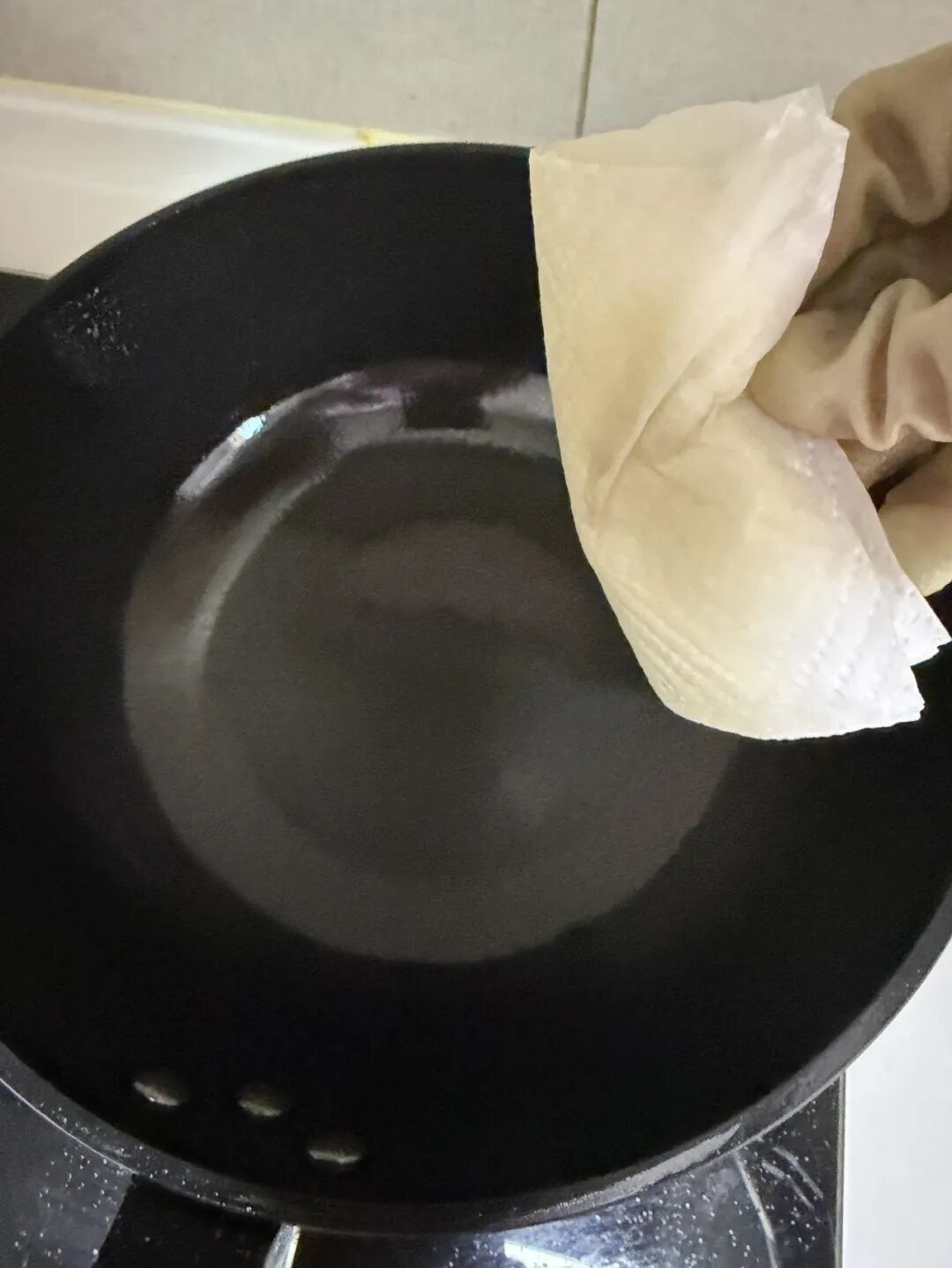 D&ugrave;ng nồi hơn 10 năm vẫn sạch b&oacute;ng: Cư d&acirc;n mạng chia sẻ loạt mẹo vệ sinh, h&oacute;a ra quan trọng nhất kh&ocirc;ng phải ch&agrave; thật mạnh- Ảnh 4.