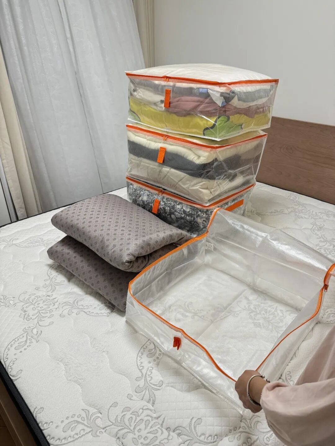 Kh&ocirc;ng mua th&ecirc;m hộp đựng, người phụ nữ trung ni&ecirc;n vẫn khiến tủ chăn ga gọn đến kh&oacute; tin: 9 c&aacute;ch tận dụng đồ c&oacute; sẵn- Ảnh 11.