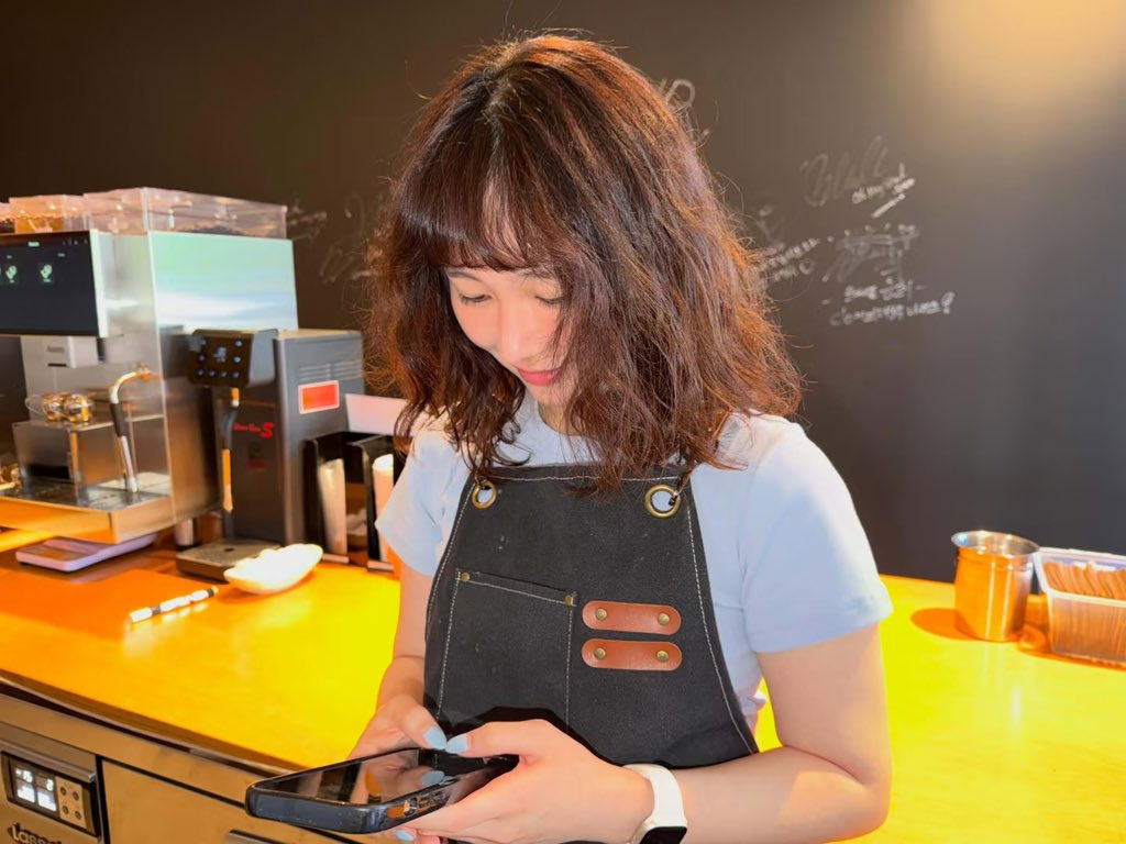 Th&ecirc; thảm mỹ nh&acirc;n sinh năm 2000 từng được so với BLACKPINK, nay hết thời đi pha chế ở qu&aacute;n cafe- Ảnh 3.