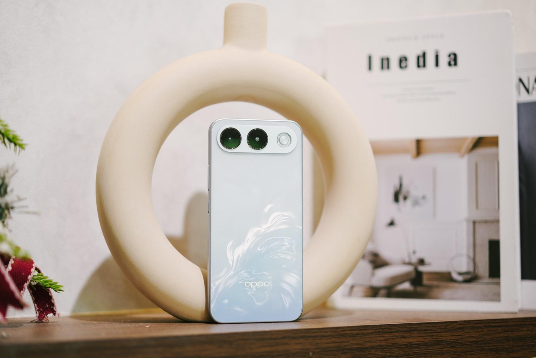 Ấn tượng đầu tiên về OPPO A7 Pro 5G: Không chỉ đẹp, bền mà còn biết chiều lòng người trẻ - Ảnh 1.
