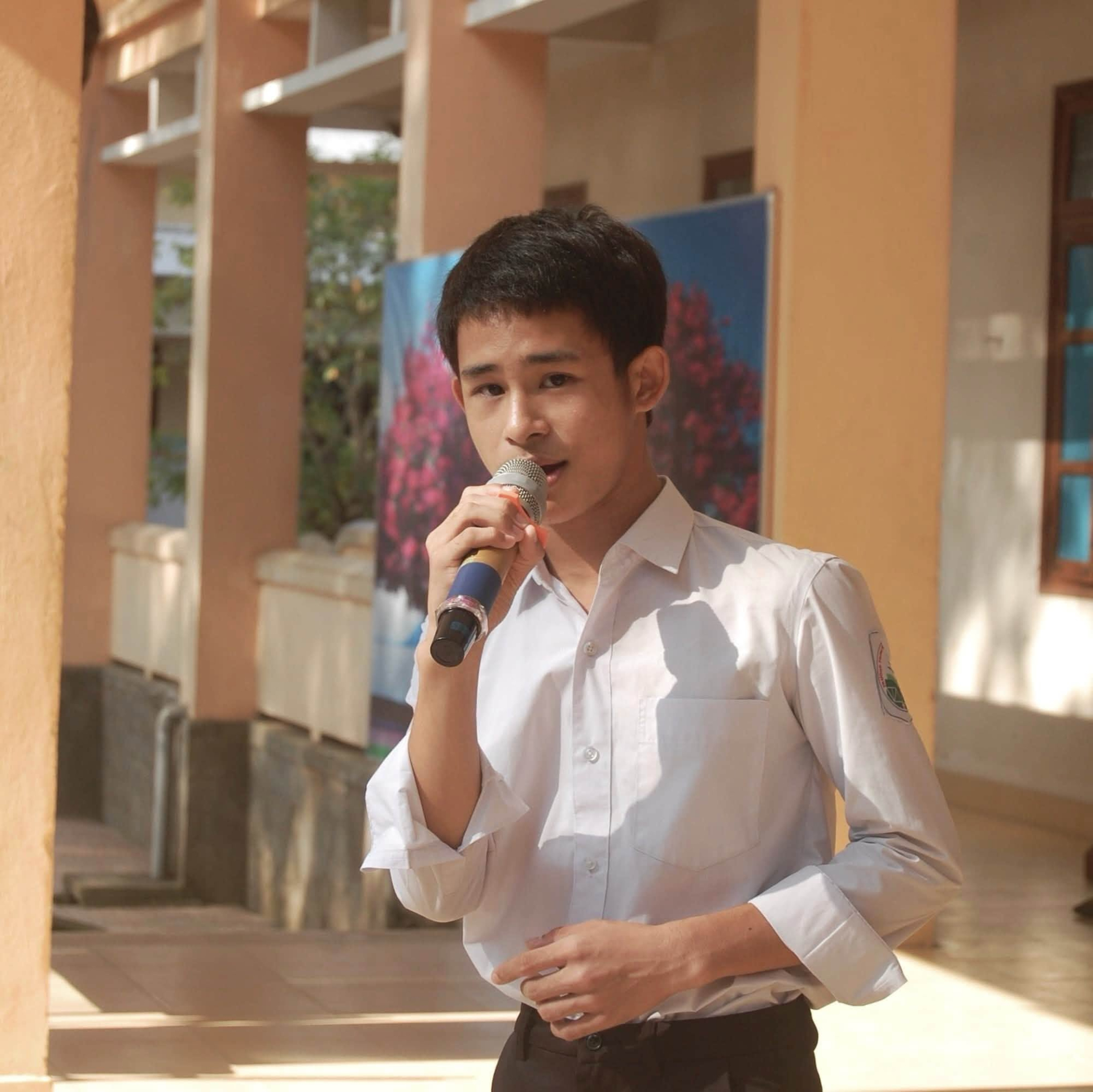Uỷ viên Uỷ ban Trung ương LHTN Việt Nam vừa được vinh danh: Ước mơ làm ca sĩ, căn bệnh lạ không ngăn được nghị lực - Ảnh 2.