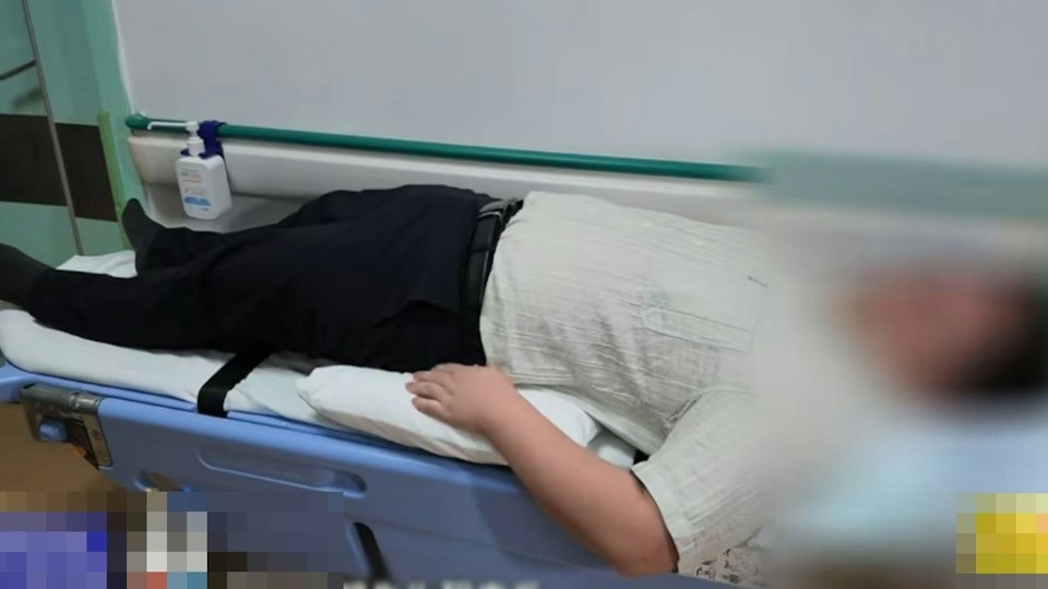 Bị đau lưng, người đ&agrave;n &ocirc;ng k&ecirc; gối khi ngủ, s&aacute;ng h&ocirc;m sau liệt hai ch&acirc;n: B&aacute;c sĩ l&ecirc;n tiếng cảnh b&aacute;o  - Ảnh 1.
