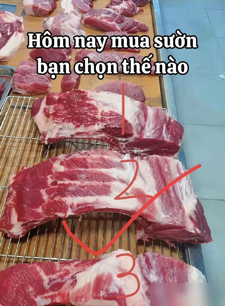 Khi mua sườn heo, nếu thấy c&oacute; dấu hiệu n&agrave;y ở c&aacute;c kẽ xương th&igrave; đừng mua d&ugrave; gi&aacute; c&oacute; rẻ đến đ&acirc;u! - Ảnh 1.