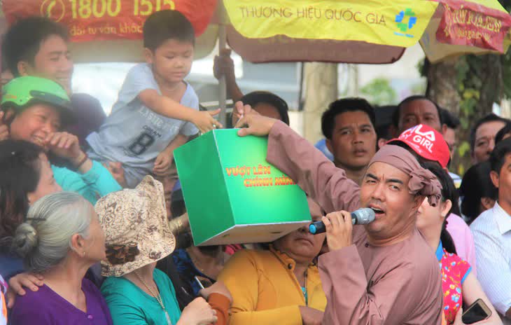 MC cuối cùng dẫn Vượt Lên Chính Mình: Cha mất không có tiền đưa về quê, giờ bán bánh mì trên đường Đặng Văn Ngữ- Ảnh 4.