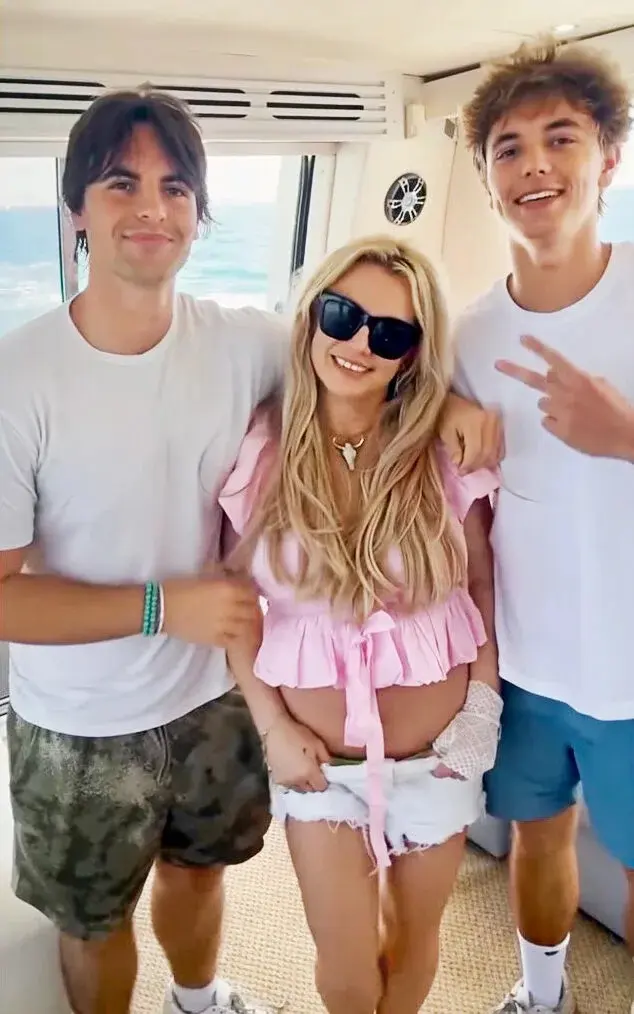 2 quý tử nhà Britney Spears hàn gắn với mẹ ruột, visual điển trai cao lớn hơn 1,90m gây chú ý- Ảnh 2.