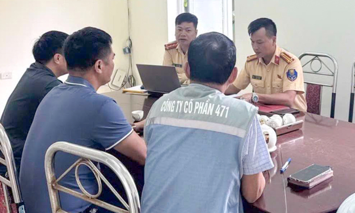 Phạt c&ocirc;ng ty để m&aacute;y thi c&ocirc;ng kh&ocirc;ng gắn cảnh b&aacute;o tr&ecirc;n cao tốc Nội B&agrave;i - L&agrave;o Cai- Ảnh 1.