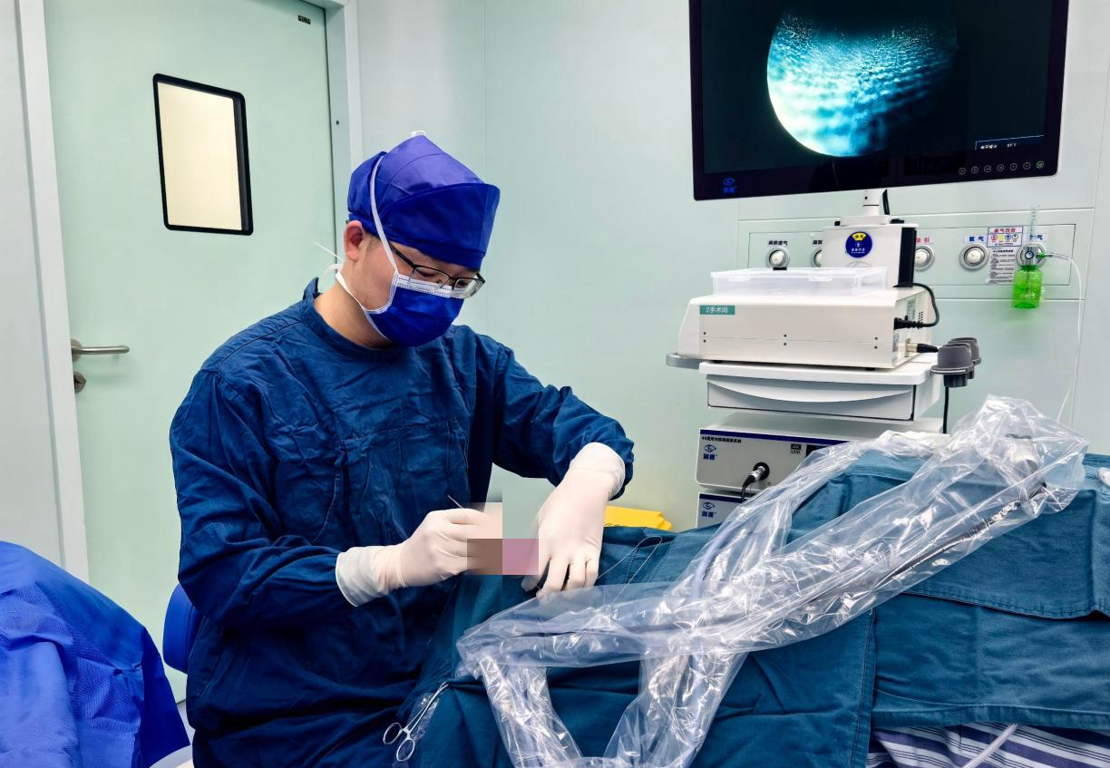 Sáng ngủ dậy nước mắt “dính như keo”, người phụ nữ đi khám phát hiện điều bất ngờ - Ảnh 2.