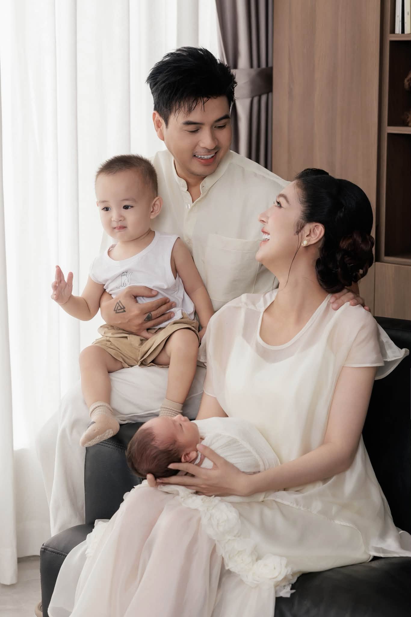 Hồ Quang Hiếu khoe tổ ấm nhỏ 4 người, nhan sắc b&agrave; x&atilde; 3 tuần sau sinh g&acirc;y sốt mạng- Ảnh 1.