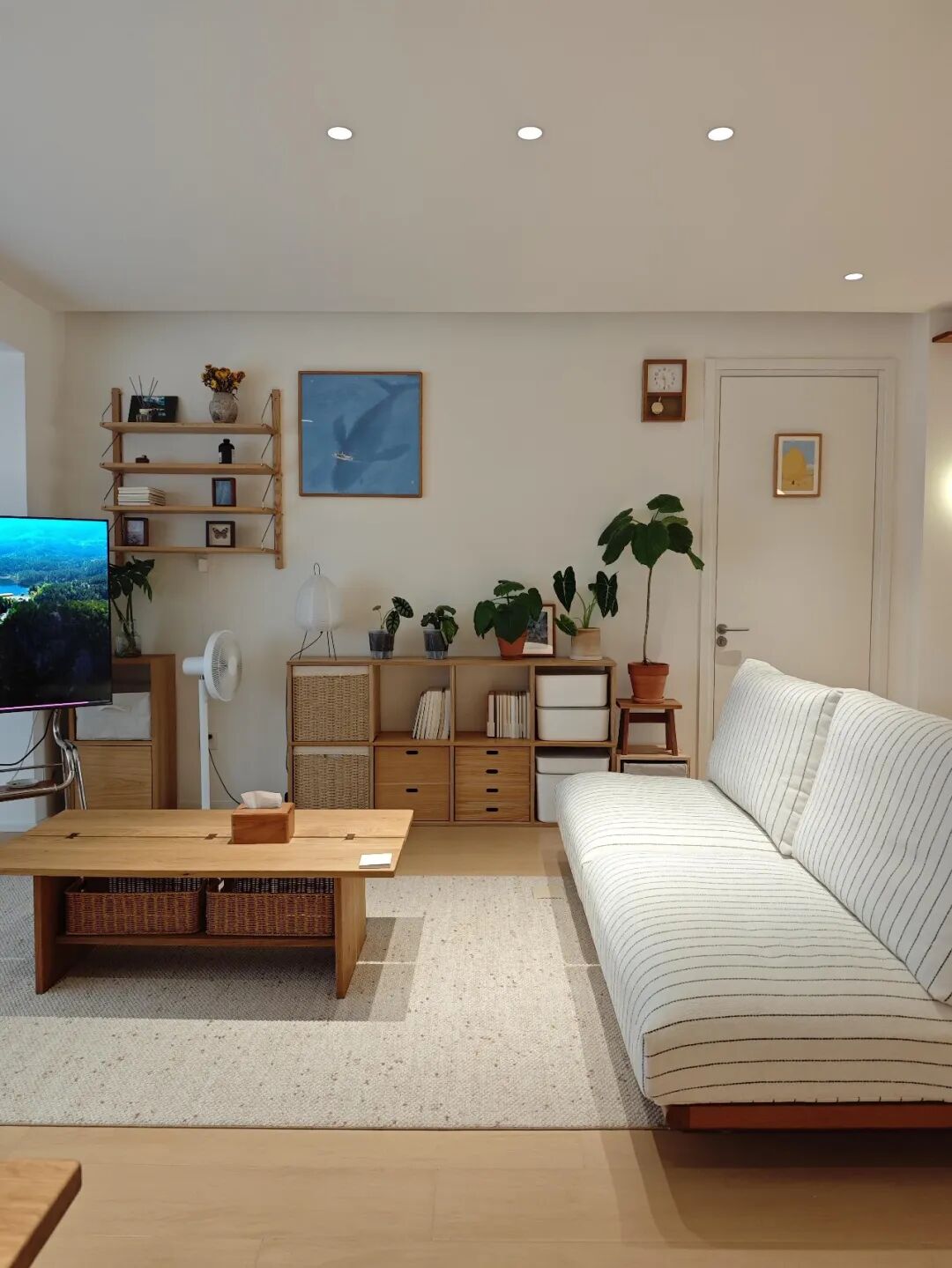 Bỏ th&oacute;i quen k&ecirc; sofa s&aacute;t tường, ph&ograve;ng kh&aacute;ch bỗng c&oacute; th&ecirc;m 1 khoảng cực hữu dụng: Nh&agrave; nhỏ c&agrave;ng n&ecirc;n tham khảo- Ảnh 6.