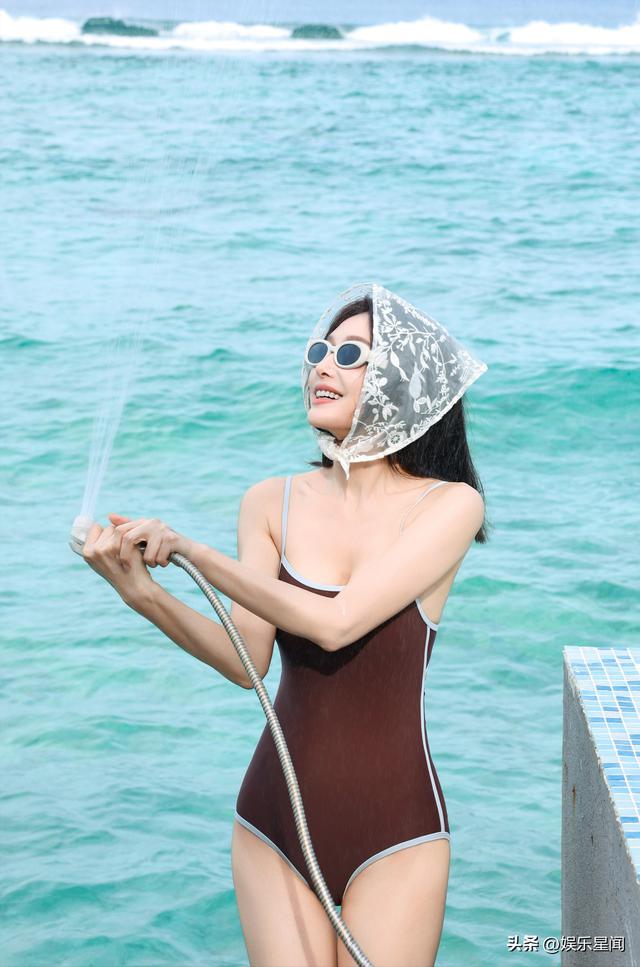 Loạt ảnh diện bikini của nữ diễn vi&ecirc;n 47 tuổi khiến cả MXH tranh c&atilde;i: Kh&ocirc;ng thể tin nổi- Ảnh 2.