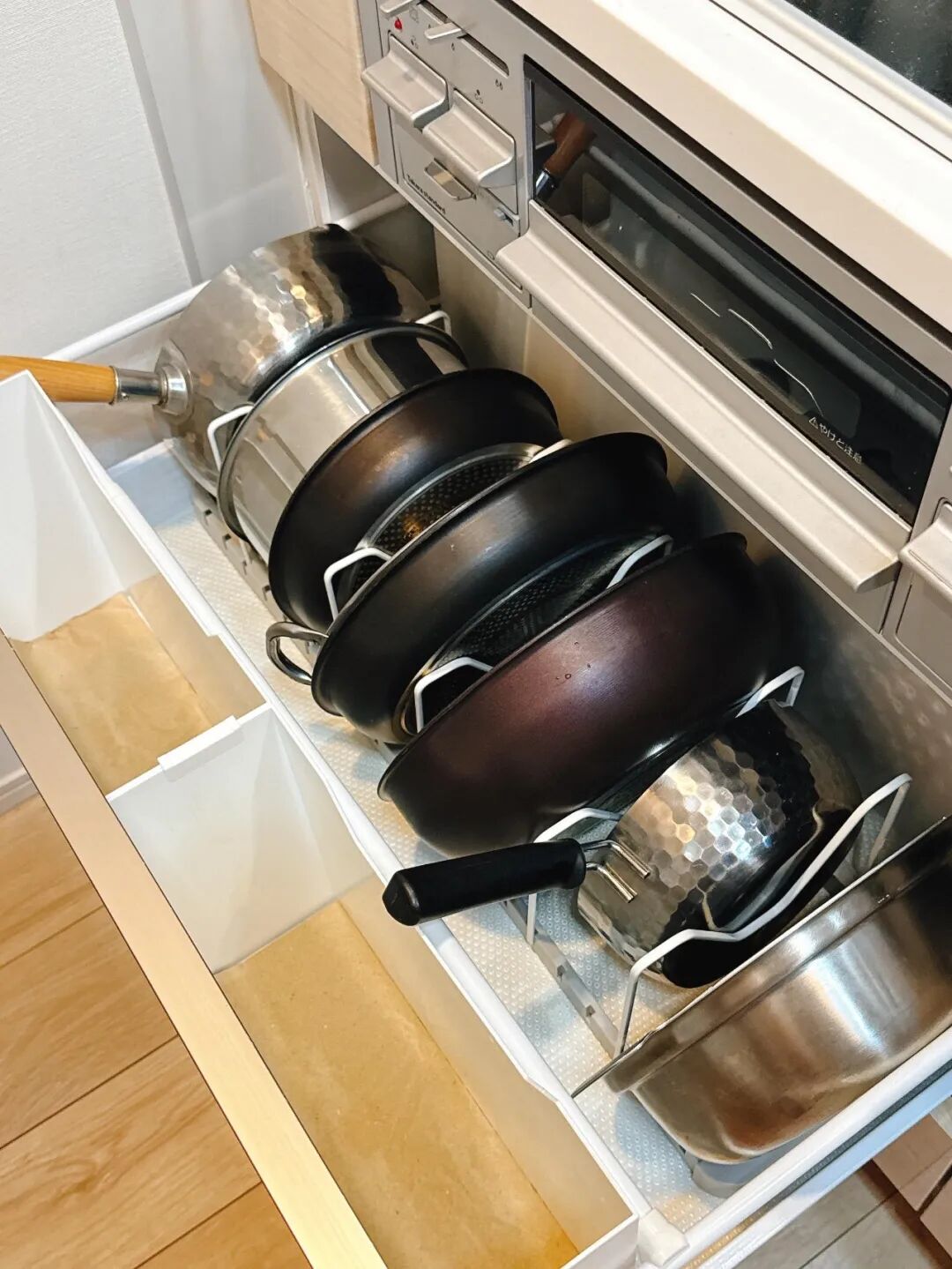 Nh&igrave;n 7 c&aacute;ch cất nồi chảo n&agrave;y t&ocirc;i mới hiểu v&igrave; sao bếp nh&agrave; m&igrave;nh l&uacute;c n&agrave;o cũng chật: H&oacute;a ra trước giờ xếp sai hết- Ảnh 12.