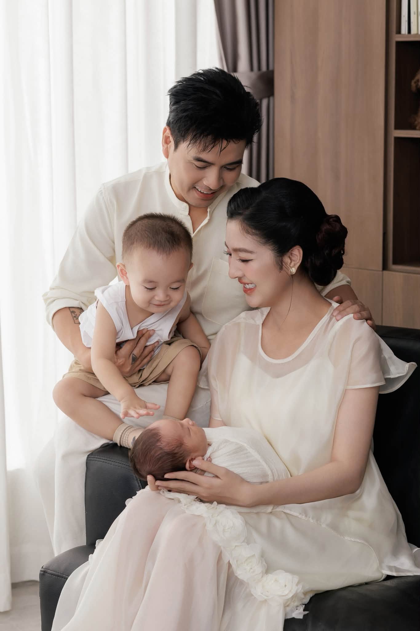 Hồ Quang Hiếu khoe tổ ấm nhỏ 4 người, nhan sắc b&agrave; x&atilde; 3 tuần sau sinh g&acirc;y sốt mạng- Ảnh 2.