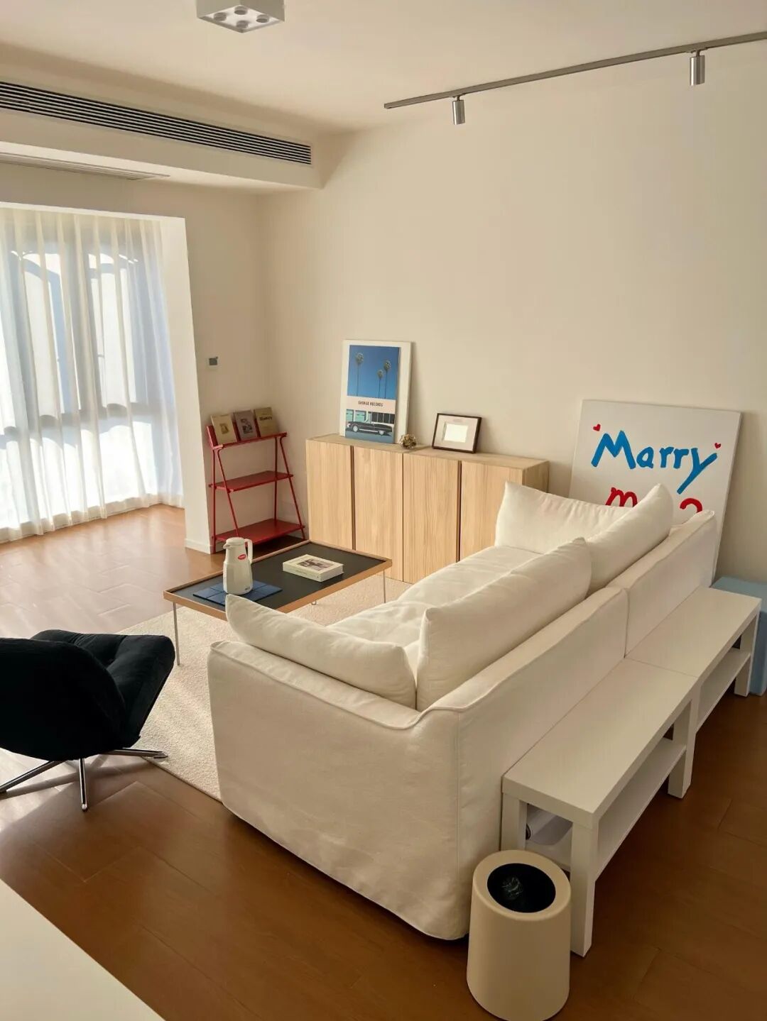 Bỏ th&oacute;i quen k&ecirc; sofa s&aacute;t tường, ph&ograve;ng kh&aacute;ch bỗng c&oacute; th&ecirc;m 1 khoảng cực hữu dụng: Nh&agrave; nhỏ c&agrave;ng n&ecirc;n tham khảo- Ảnh 7.