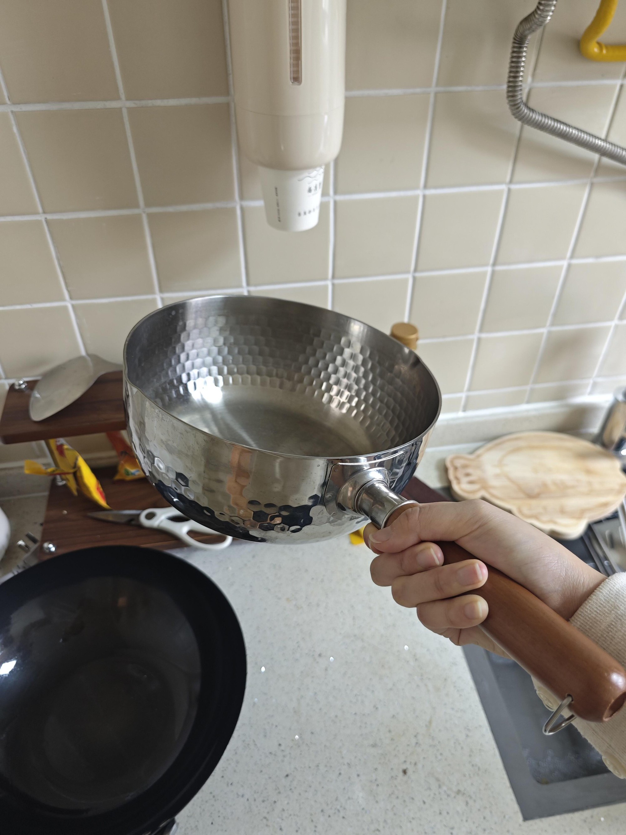 Dọn lại căn bếp tôi mới nhận ra: Nồi chảo mua cả đống nhưng thực ra chỉ cần 3 món là đủ - Ảnh 3.